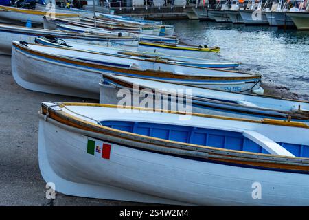 Holzruderboote fuhren auf der Rampe im Hafen von Marina Grande auf der Insel Capri, Italien. Stockfoto