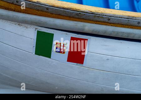 Die italienische Flagge auf einem Ruderboot, das in Marina Grande auf der Insel Capri, Italien, gezogen wurde. Stockfoto