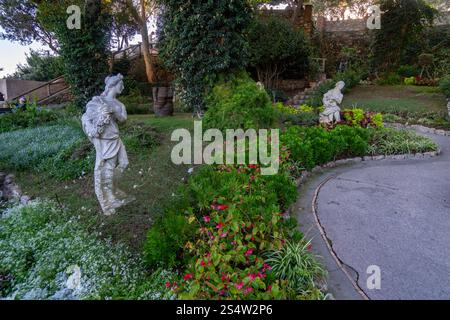 Statuen in den Gärten des Augustus, einem botanischen Garten auf der Insel Capri, Italien. Stockfoto