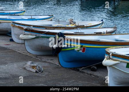 Holzruderboote fuhren auf der Rampe im Hafen von Marina Grande auf der Insel Capri, Italien. Stockfoto