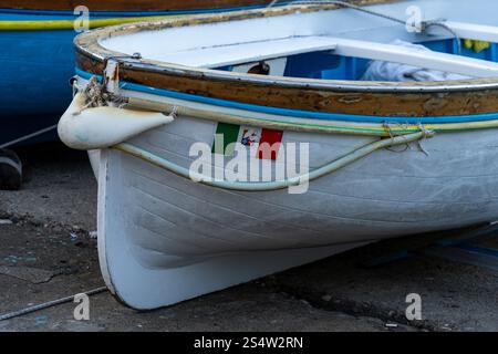 Die italienische Flagge auf einem Ruderboot, das in Marina Grande auf der Insel Capri, Italien, gezogen wurde. Stockfoto