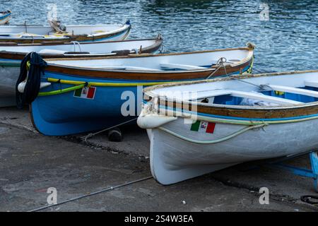 Holzruderboote fuhren auf der Rampe im Hafen von Marina Grande auf der Insel Capri, Italien. Stockfoto