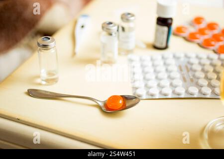 Makro-Foto von Pillen im Blister und Ampullen auf Nachttisch Stockfoto
