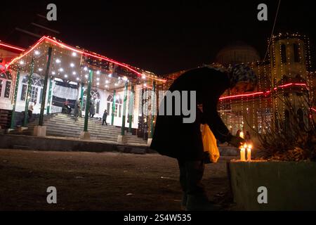Srinagar, Jammu Und Kaschmir, Indien. Januar 2025. Schiitische muslimische Kinder zünden Kerzen an, um das 13. Rajab-Festival zu feiern, anlässlich des Geburtstages von Imam Hazrat Ali (PBUH), dem ersten Imam und einer verehrten Figur in Srinagar. Er wurde am 13. Rajab im 30. Jahr des Elefanten (600 n. Chr.) in der Kaaba in Makkah geboren. (Credit Image: © Adil Abass/ZUMA Press Wire) NUR REDAKTIONELLE VERWENDUNG! Nicht für kommerzielle ZWECKE! Quelle: ZUMA Press, Inc./Alamy Live News Stockfoto