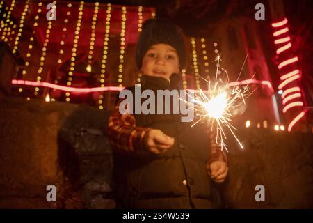 Srinagar, Jammu Und Kaschmir, Indien. Januar 2025. Ein schiitischer muslimischer Junge zündet ein Feuerwerk an, während er das 13. Rajab-Festival feiert, das den Geburtstag von Imam Hazrat Ali (PBUH) feiert, dem ersten Imam und einer verehrten Figur in Srinagar. Er wurde am 13. Rajab im 30. Jahr des Elefanten (600 n. Chr.) in der Kaaba in Makkah geboren. (Credit Image: © Adil Abass/ZUMA Press Wire) NUR REDAKTIONELLE VERWENDUNG! Nicht für kommerzielle ZWECKE! Quelle: ZUMA Press, Inc./Alamy Live News Stockfoto