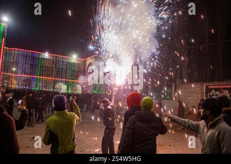Srinagar, Jammu Und Kaschmir, Indien. Januar 2025. Schiitische Muslime zünden ein Feuerwerk an, um das 13. Rajab-Festival zu feiern, anlässlich des Geburtstages von Imam Hazrat Ali (PBUH), dem ersten Imam und einer verehrten Figur in Srinagar. Er wurde am 13. Rajab im 30. Jahr des Elefanten (600 n. Chr.) in der Kaaba in Makkah geboren. (Credit Image: © Adil Abass/ZUMA Press Wire) NUR REDAKTIONELLE VERWENDUNG! Nicht für kommerzielle ZWECKE! Quelle: ZUMA Press, Inc./Alamy Live News Stockfoto