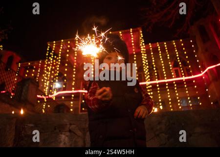 Srinagar, Jammu Und Kaschmir, Indien. Januar 2025. Ein schiitischer muslimischer Junge zündet ein Feuerwerk an, während er das 13. Rajab-Festival feiert, das den Geburtstag von Imam Hazrat Ali (PBUH) feiert, dem ersten Imam und einer verehrten Figur in Srinagar. Er wurde am 13. Rajab im 30. Jahr des Elefanten (600 n. Chr.) in der Kaaba in Makkah geboren. (Credit Image: © Adil Abass/ZUMA Press Wire) NUR REDAKTIONELLE VERWENDUNG! Nicht für kommerzielle ZWECKE! Quelle: ZUMA Press, Inc./Alamy Live News Stockfoto