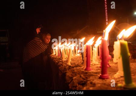 Srinagar, Jammu Und Kaschmir, Indien. Januar 2025. Schiitische muslimische Kinder zünden Kerzen an, um das 13. Rajab-Festival zu feiern, anlässlich des Geburtstages von Imam Hazrat Ali (PBUH), dem ersten Imam und einer verehrten Figur in Srinagar. Er wurde am 13. Rajab im 30. Jahr des Elefanten (600 n. Chr.) in der Kaaba in Makkah geboren. (Credit Image: © Adil Abass/ZUMA Press Wire) NUR REDAKTIONELLE VERWENDUNG! Nicht für kommerzielle ZWECKE! Quelle: ZUMA Press, Inc./Alamy Live News Stockfoto