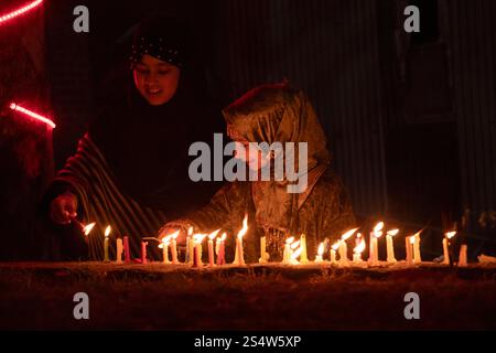 Srinagar, Jammu Und Kaschmir, Indien. Januar 2025. Schiitische muslimische Kinder zünden Kerzen an, um das 13. Rajab-Festival zu feiern, anlässlich des Geburtstages von Imam Hazrat Ali (PBUH), dem ersten Imam und einer verehrten Figur in Srinagar. Er wurde am 13. Rajab im 30. Jahr des Elefanten (600 n. Chr.) in der Kaaba in Makkah geboren. (Credit Image: © Adil Abass/ZUMA Press Wire) NUR REDAKTIONELLE VERWENDUNG! Nicht für kommerzielle ZWECKE! Quelle: ZUMA Press, Inc./Alamy Live News Stockfoto