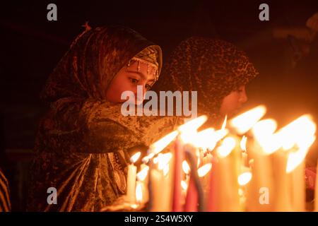 Srinagar, Jammu Und Kaschmir, Indien. Januar 2025. Schiitische muslimische Kinder zünden Kerzen an, um das 13. Rajab-Festival zu feiern, anlässlich des Geburtstages von Imam Hazrat Ali (PBUH), dem ersten Imam und einer verehrten Figur in Srinagar. Er wurde am 13. Rajab im 30. Jahr des Elefanten (600 n. Chr.) in der Kaaba in Makkah geboren. (Credit Image: © Adil Abass/ZUMA Press Wire) NUR REDAKTIONELLE VERWENDUNG! Nicht für kommerzielle ZWECKE! Quelle: ZUMA Press, Inc./Alamy Live News Stockfoto