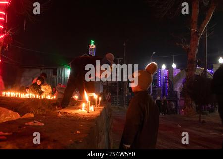 Srinagar, Jammu Und Kaschmir, Indien. Januar 2025. Schiitische muslimische Kinder zünden Kerzen an, um das 13. Rajab-Festival zu feiern, anlässlich des Geburtstages von Imam Hazrat Ali (PBUH), dem ersten Imam und einer verehrten Figur in Srinagar. Er wurde am 13. Rajab im 30. Jahr des Elefanten (600 n. Chr.) in der Kaaba in Makkah geboren. (Credit Image: © Adil Abass/ZUMA Press Wire) NUR REDAKTIONELLE VERWENDUNG! Nicht für kommerzielle ZWECKE! Quelle: ZUMA Press, Inc./Alamy Live News Stockfoto