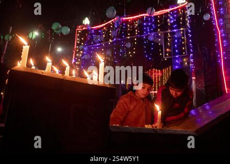 Srinagar, Jammu Und Kaschmir, Indien. Januar 2025. Schiitische muslimische Kinder zünden Kerzen an, um das 13. Rajab-Festival zu feiern, anlässlich des Geburtstages von Imam Hazrat Ali (PBUH), dem ersten Imam und einer verehrten Figur in Srinagar. Er wurde am 13. Rajab im 30. Jahr des Elefanten (600 n. Chr.) in der Kaaba in Makkah geboren. (Credit Image: © Adil Abass/ZUMA Press Wire) NUR REDAKTIONELLE VERWENDUNG! Nicht für kommerzielle ZWECKE! Quelle: ZUMA Press, Inc./Alamy Live News Stockfoto