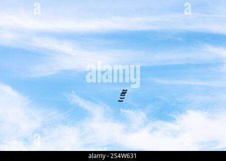 blauer Himmel mit weißen Wolken und militärischen Kämpfer Flugzeuge Stockfoto