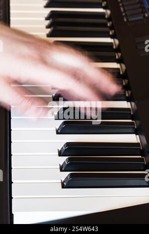 Musiker spielen Musik auf schwarzen und weißen Tasten musikalische Tastatur Nahaufnahme Stockfoto