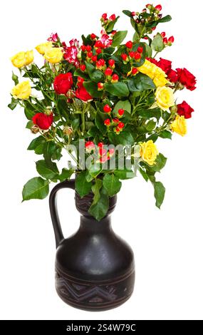 Gelbe, rote Rosen und hypericum-Blüten im Keramikkkrug auf weißem Hintergrund Stockfoto
