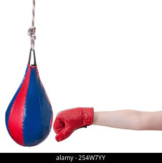 Handbewegung - Kind mit Boxhandschuh Boxsack Schläge isoliert auf weißem Hintergrund Stockfoto