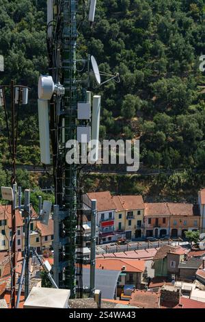 Sendemast und Mobiltelefonbasis mit Blick auf das historische Stadtzentrum von Badalucco, Provinz Imperia, Ligurien, Italien. Stockfoto