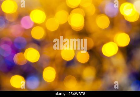 abstrakte unscharfen Hintergrund - gelb und blau schimmernden Weihnachtsbeleuchtung elektrische Girlanden am Weihnachtsbaum Stockfoto