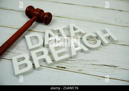 Alphabet-Buchstaben und Lupe von oben auf hölzernem Hintergrund Stockfoto