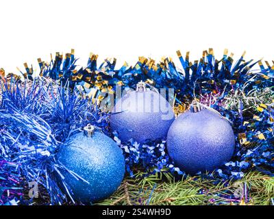 blauen Weihnachtsschmuck auf grün Fichte Ast isoliert auf weißem Hintergrund Stockfoto