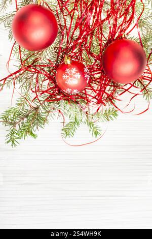 Weihnachtsgrußkarte - Grenze von drei roten Xmas Kugeln und AST auf Blankopapier Hintergrund Stockfoto