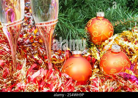 Weihnachten-Stillleben - zwei Gläser Champagner mit goldenen Weihnachten Dekorationen hautnah am Weihnachtsbaum Hintergrund Stockfoto