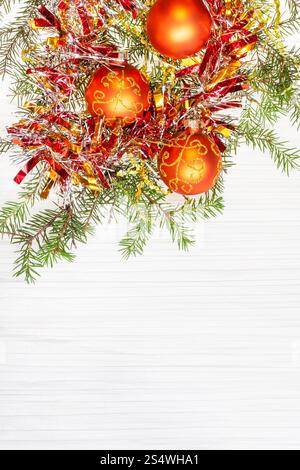 Weihnachtsgrußkarte - Grenze von drei orange Xmas Kugeln und AST auf Blankopapier Hintergrund Stockfoto