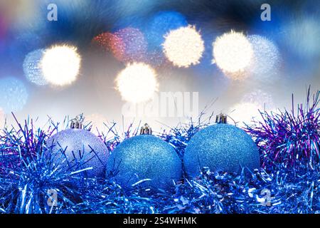 Xmas Stillleben - blaue Kugeln, Lametta mit weichen blauen Weihnachten Lichter Bokeh Hintergrund Stockfoto