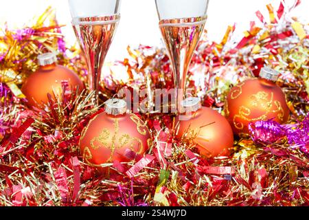 zwei Gläser Champagner in gelb und orange Weihnachtsschmuck Nahaufnahme isoliert auf weißem Hintergrund Stockfoto