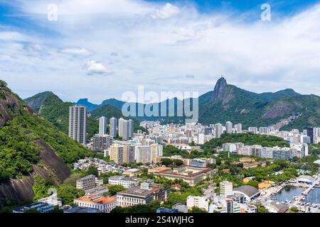 Rio de Janeiro mit Christus dem Erlöser in der Entfernung vom Zuckerhut. Stockfoto