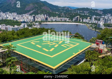 Hubschrauberlandeplatz auf dem Zuckerhut in Rio de Janeiro, Brasilien. Stockfoto