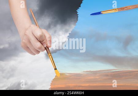 Natur-Konzept - Jahreszeiten und Wetter ändert: Hand mit Pinsel malt Sonnenuntergang Himmel statt regnerischen Wolken Stockfoto