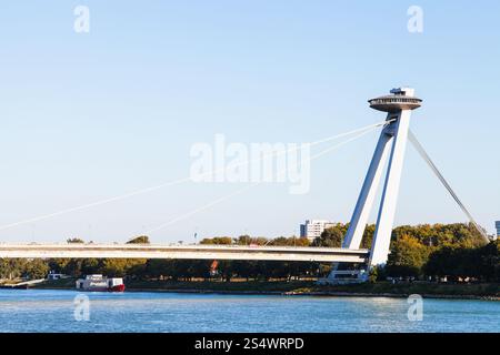 Ausflug nach Bratislava - Blick auf die MOST SNP (Brücke des Slowakischen Nationalaufstandes, UFO-Brücke, Novy Most, neue Brücke) Straßenbrücke über die Donau Stockfoto