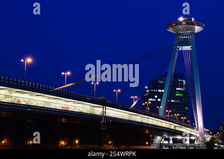 Reisen Sie nach Bratislava - Blick auf die MOST SNP (Brücke des Slowakischen Nationalaufstandes, UFO-Brücke, Novy Most, neue Brücke) Straßenbrücke über die Donau Stockfoto