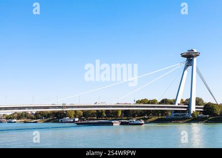 Reisen Sie nach Bratislava - Blick auf die MOST SNP (Brücke des Slowakischen Nationalaufstandes, UFO-Brücke, Novy Most, neue Brücke) Straßenbrücke über die Donau Stockfoto