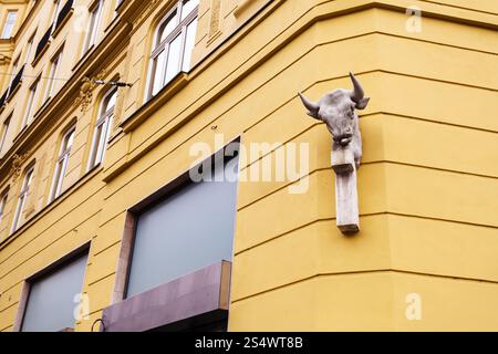 fahren Sie nach Brünn Stadt - Straße Skulptur an die Wand des Wohnhauses in der Brünner Altstadt, Tschechische Stockfoto