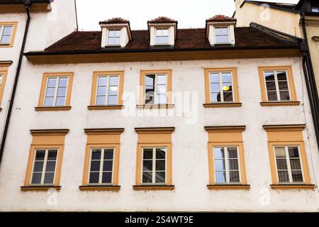 fahren Sie nach Brünn Stadt - Fassade der Gebäude in der alten Stadt Brünn auf Starobrnenska Straße, Tschechische Stockfoto