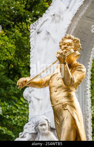 Reise nach Wien - Statue Walzer König Johann Strauss Sohn aus nächster Nähe im Stadtpark Wien, Österreich Stockfoto