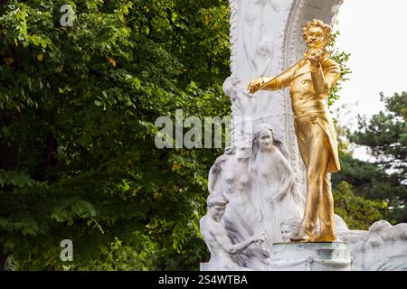 Reisen Sie nach Wien - vergoldete Bronzestatue Walzer König Johann Strauss Sohn im Stadtpark, Wien, Österreich Stockfoto