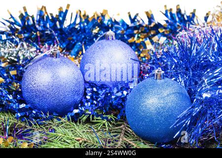 blaue Weihnachtskugeln auf grüne Fichte Zweig isoliert auf weißem Hintergrund Stockfoto