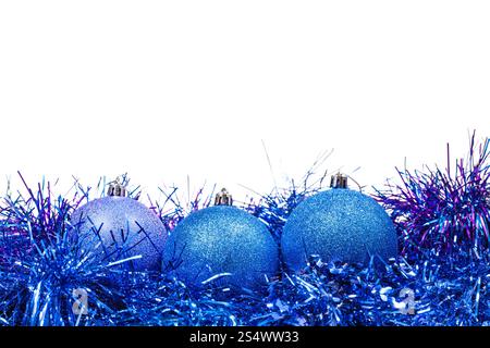 nur wenige blaue Christbaumkugeln und Lametta isoliert auf weißem Hintergrund Stockfoto