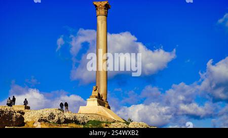 Nahaufnahme der majestätischen Pompeius-Säule, einer römischen korinthischen Siegessäule, die 302 n. Chr. für den Kaiser Diokletian im Serapeum in Alexandria, Ägypten erbaut wurde Stockfoto