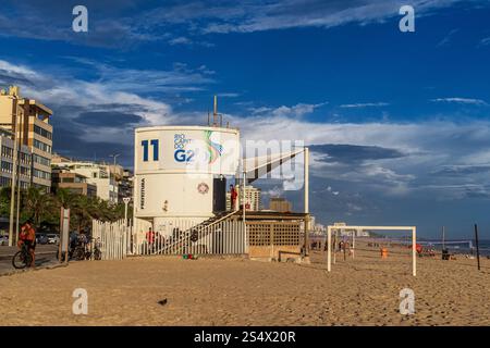 Ein professioneller Rettungsschwimmer wacht über Leblon und Ipanema Beach in Rio de Janiero, Brasilien. Stockfoto