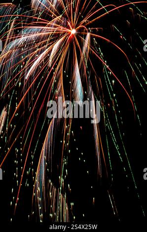 Feuerwerk in den Nachthimmel explodiert Stockfoto