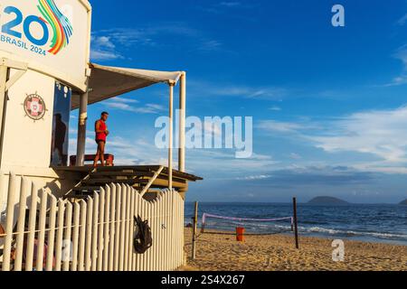 Ein professioneller Rettungsschwimmer wacht über Leblon und Ipanema Beach in Rio de Janiero, Brasilien. Stockfoto