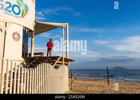 Ein professioneller Rettungsschwimmer wacht über Leblon und Ipanema Beach in Rio de Janiero, Brasilien. Stockfoto