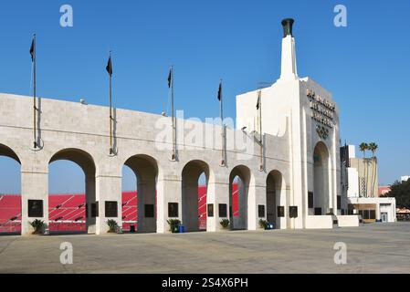 LOS ANGELES, KALIFORNIEN - 4. Dezember 2024: Das Los Angeles Memorial Coliseum im Exposition Park. Stockfoto
