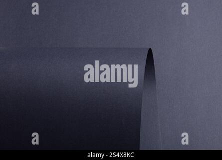 Stahlblauer Papierhintergrund mit geschwungenen Details und einer matten, körnigen Textur. Glatte Violetttöne verleihen dem schlanken, minimalistischen Design Tiefe Stockfoto