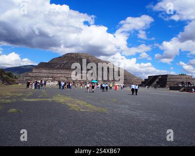 Pyramide der Sonne, die größte Pyramide in Teotihuacan, gesehen von der Allee der Toten in Teotihuacán, mexikanischer Bundesstaat Mexiko Stockfoto