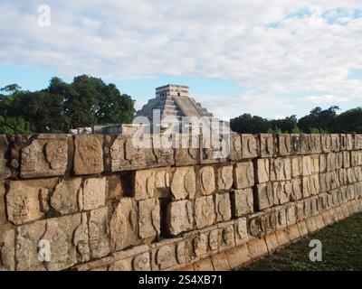 El Castillo, alias der Tempel des Kukulcan, hinter dem Tzompantli (Schädelrelief) in Chichen Itza, Mexiko, einem der sieben Weltwunder Stockfoto
